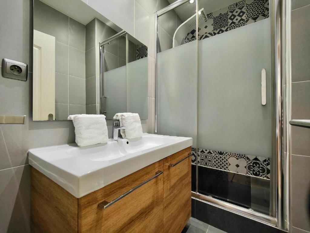 ניס Cozy One Bedroom Apartment-City Center מראה חיצוני תמונה